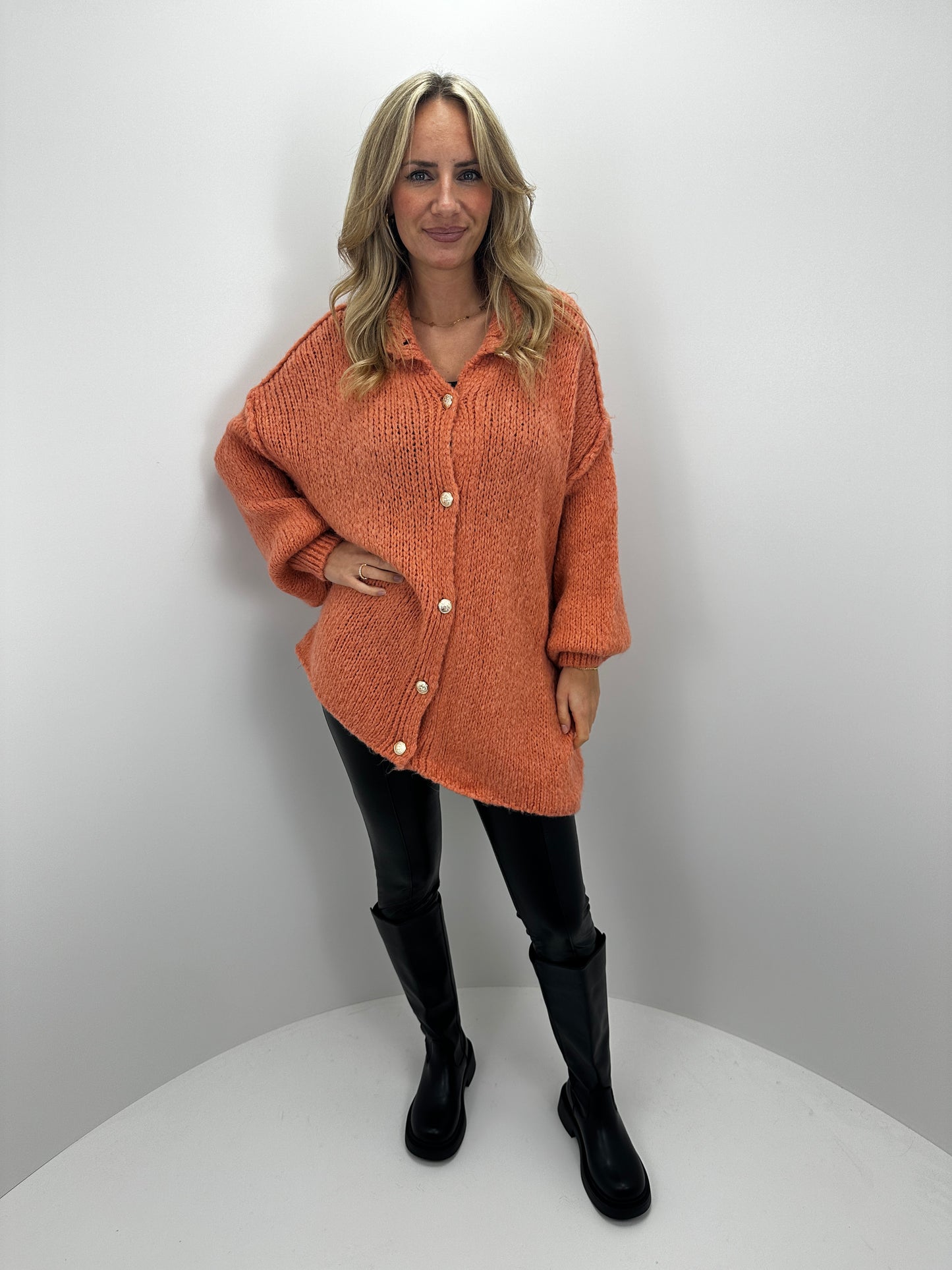 Oversize Cardigan mit goldenen Knöpfen - Koralle