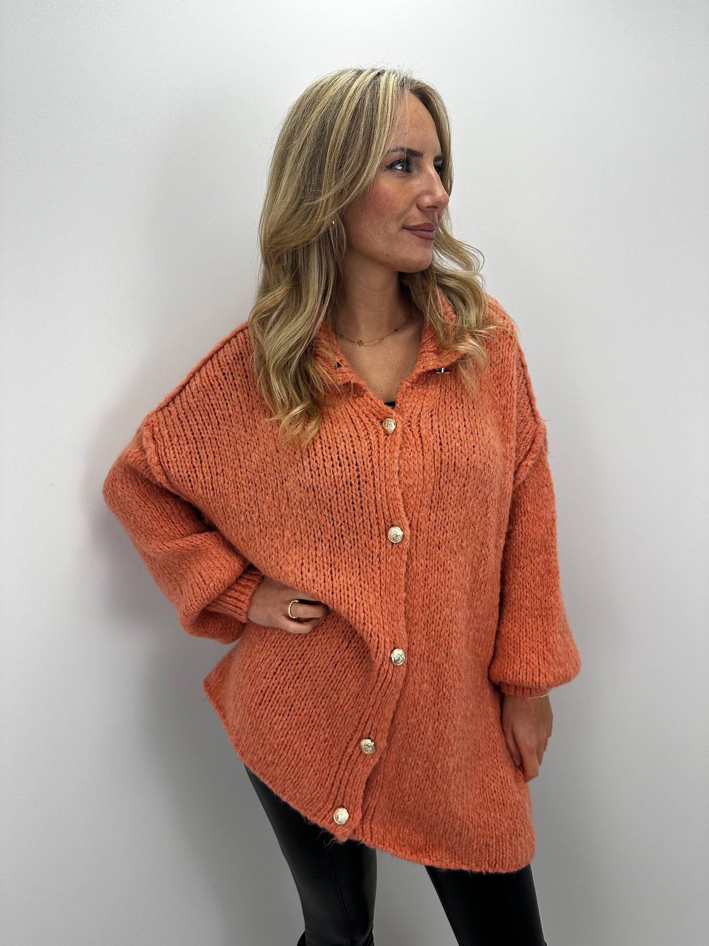 Oversize Cardigan mit goldenen Knöpfen - Koralle