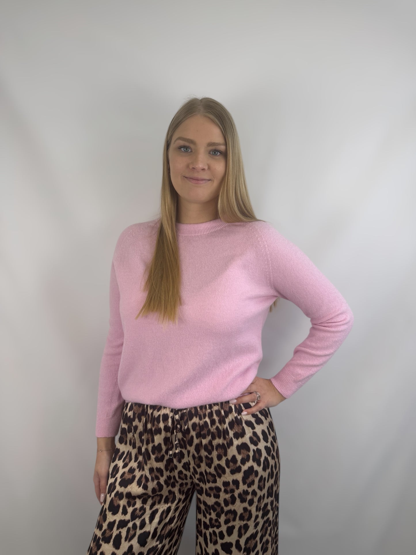 Satinhose mit Leomuster - hell