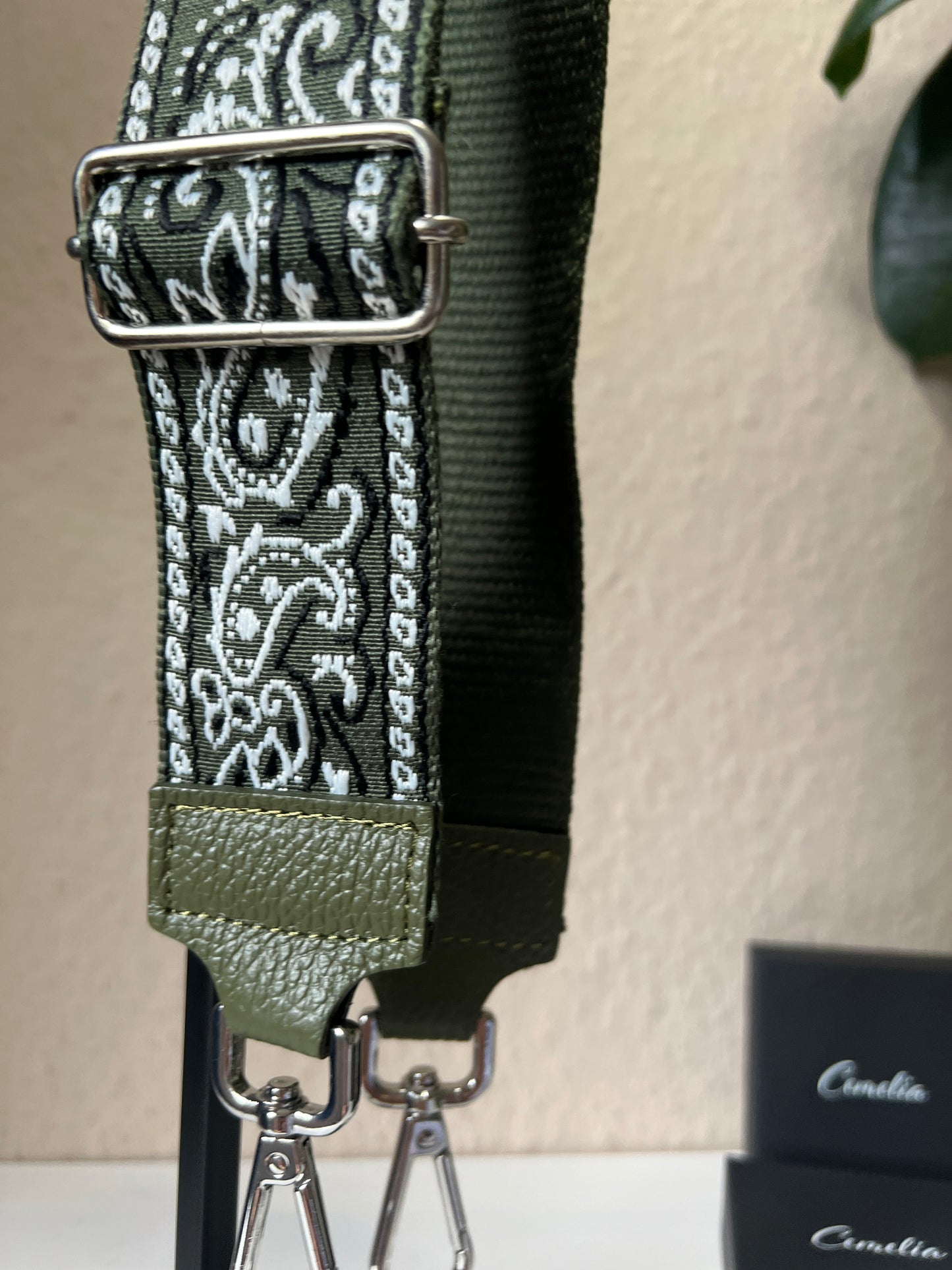Taschengurt mit Muster - khaki/silber