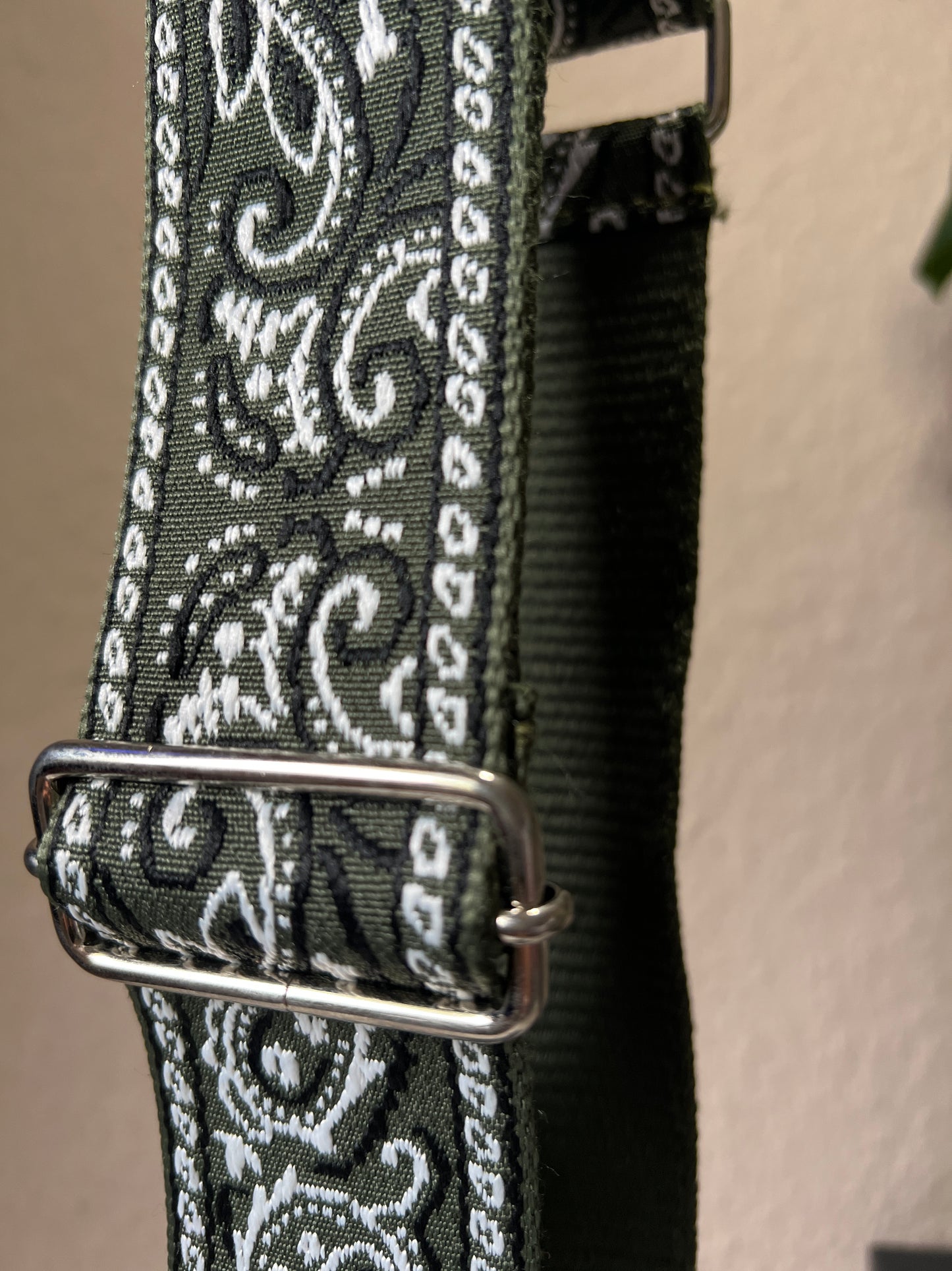 Taschengurt mit Muster - khaki/silber