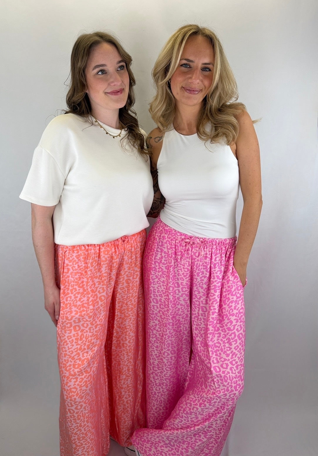 Satinhose mit Leomuster - orange/rosa