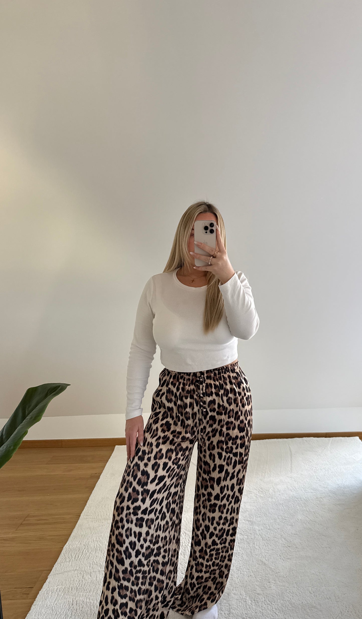 Satinhose mit Leomuster - hell