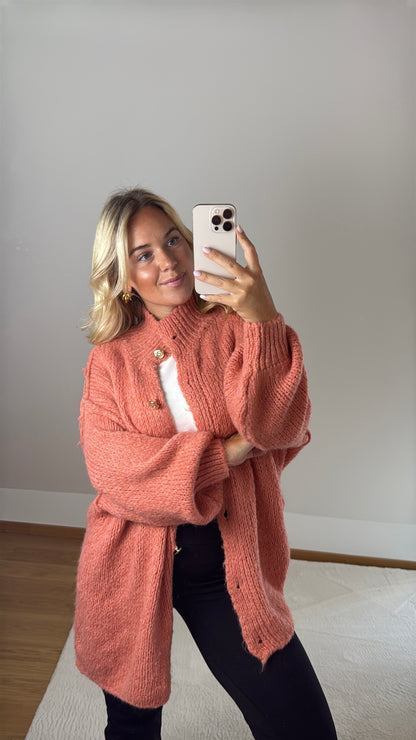Oversize Cardigan mit goldenen Knöpfen - Koralle