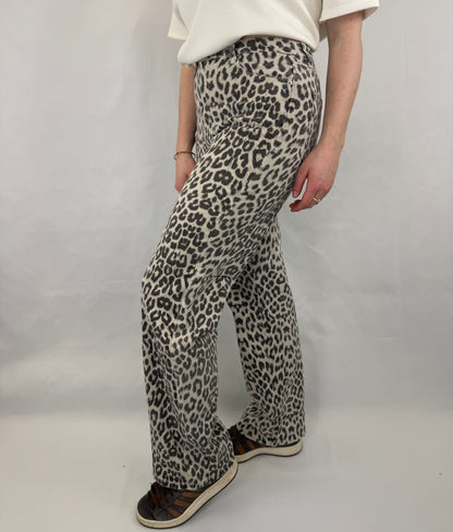 Straight Leg Jeans - Leo