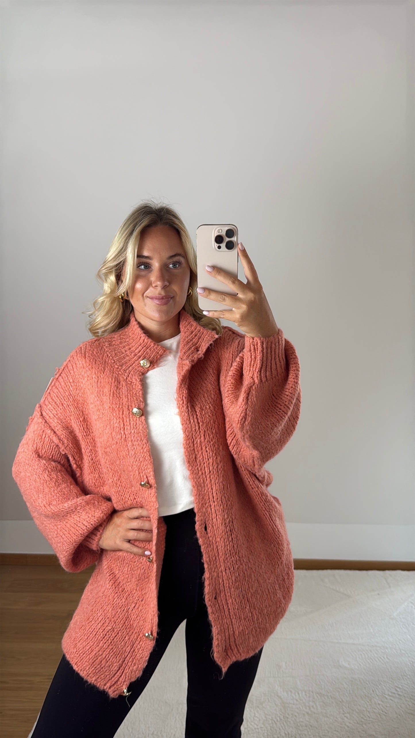 Oversize Cardigan mit goldenen Knöpfen - Koralle