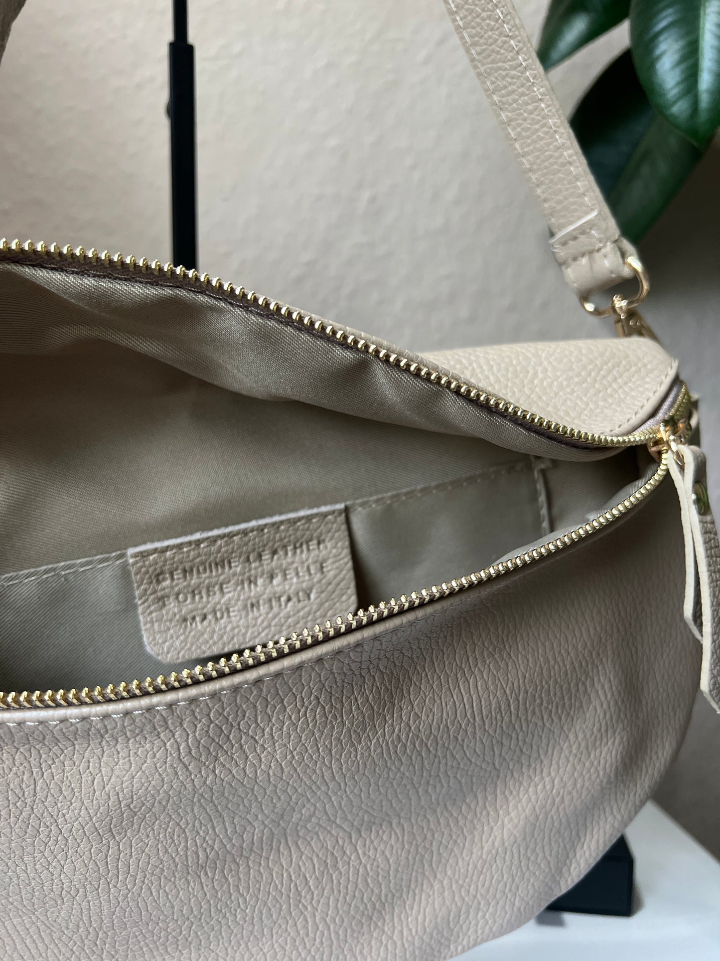 Banana Bag - dunkelbeige/gold